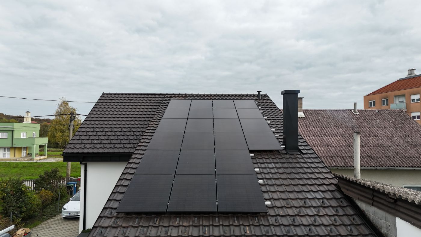 Crni solarni paneli na tamnom krovu